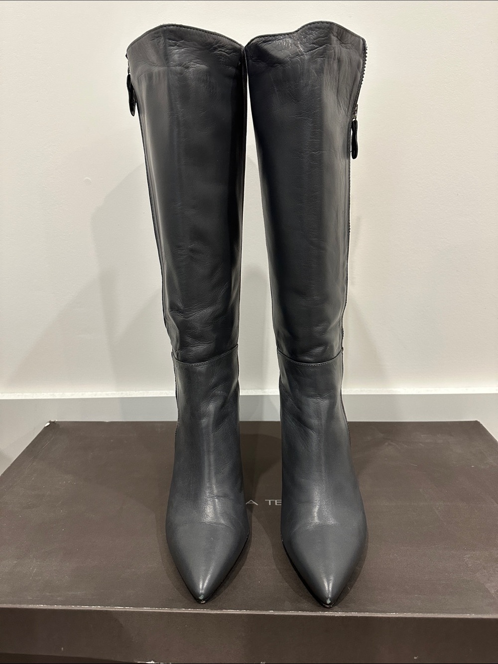 Elegant Black Knee-High Pointed-Toe be Leather Boots